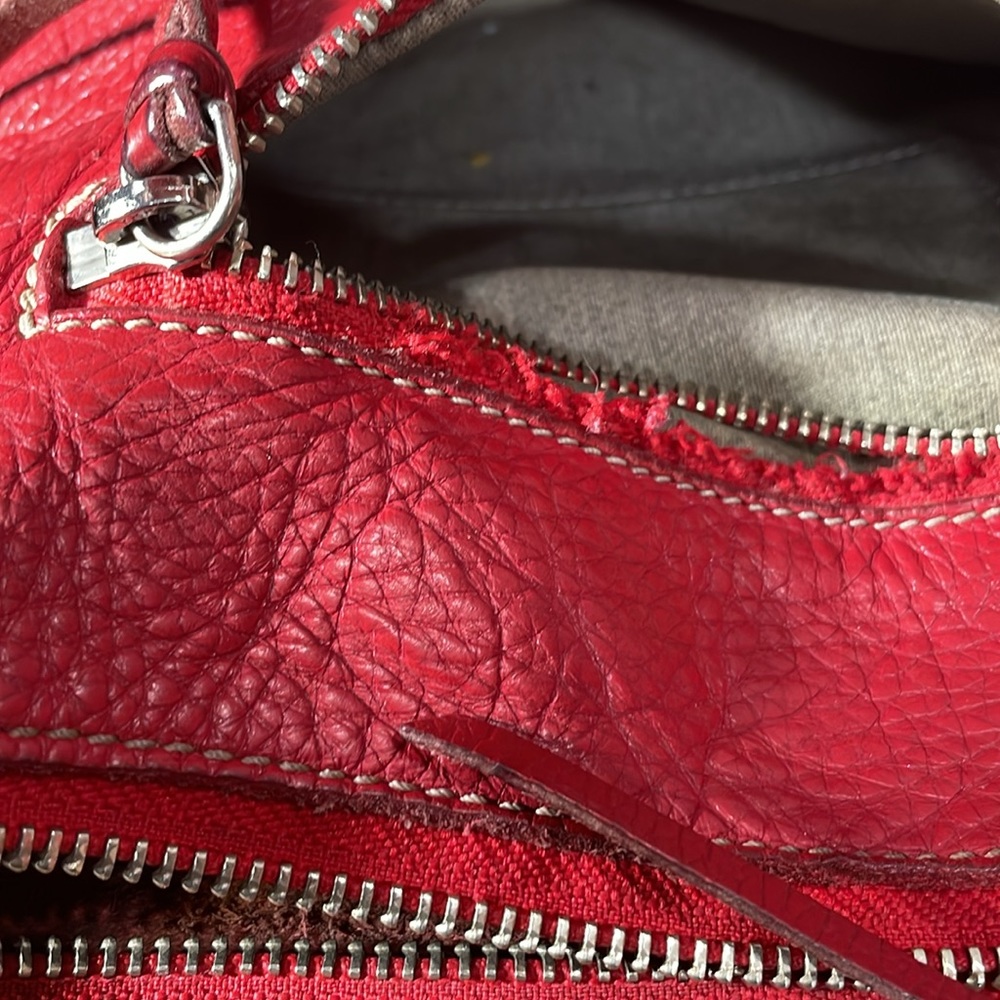 Roots pebbled leather red purse with long crossbody strap.  Made in Canada - Picture 14 of 17